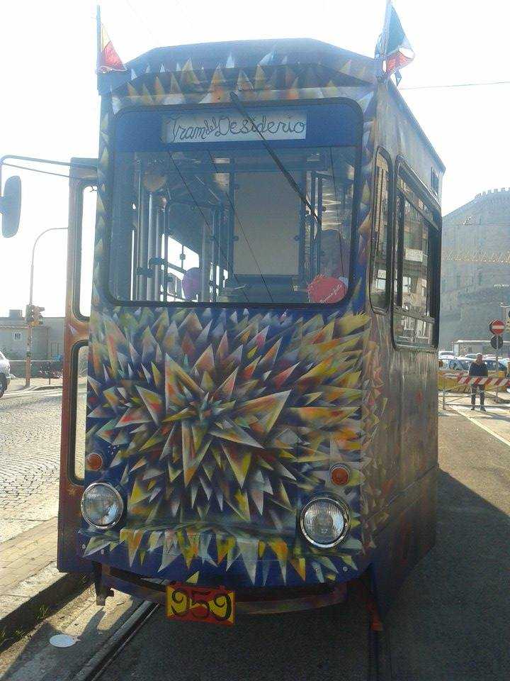 Un tram chiamato Desiderio arriva a Napoli con doni ai bambini della città
