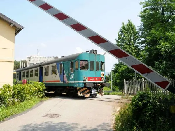 Loano,tragedia sfiorata ad un passaggio a livello: intercity rischia collisione con cisterna