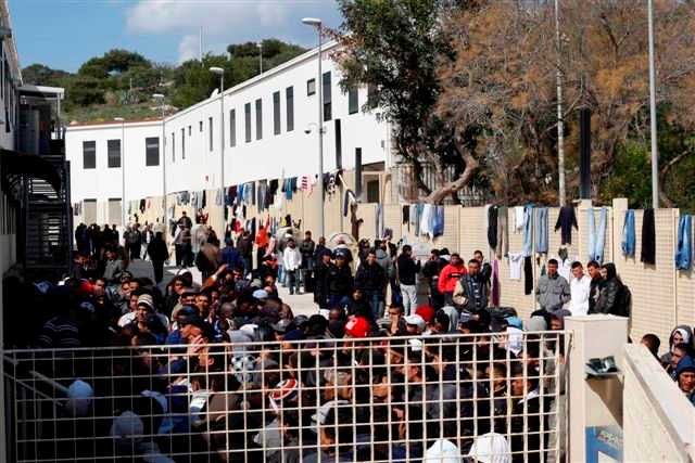 Lampedusa e il caso dei profughi "disinfettati" nudi. Aperto un fascicolo