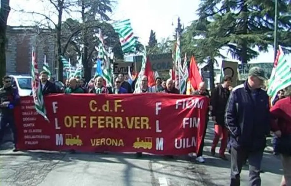 Operai delle Officine Ferroviarie Veronesi, sit-in per impedire la chiusura dell'azienda