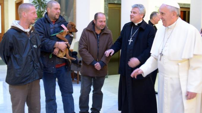 Papa Francesco compie 77 anni e festeggia con i clochard