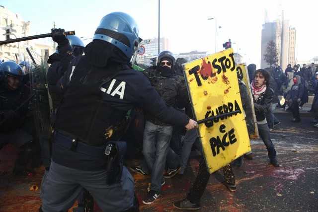 Milano, blitz di studenti al Pirellone: scontri tra manifestanti e forze dell'ordine