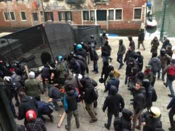 Scontri manifestanti e forze dell'ordine, al vaglio della Digos le immagini della guerriglia