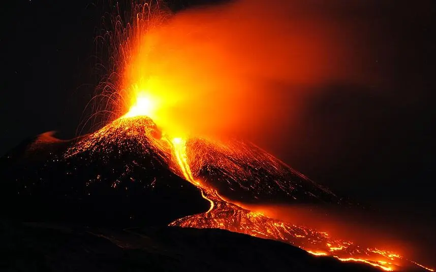 Etna, spettacolare eruzione provoca chiusura aeroporti di Catania e Comiso