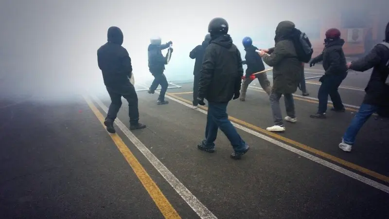 Venezia, violenti scontri tra manifestanti e le forze dell'ordine durante la manifestazione di ieri