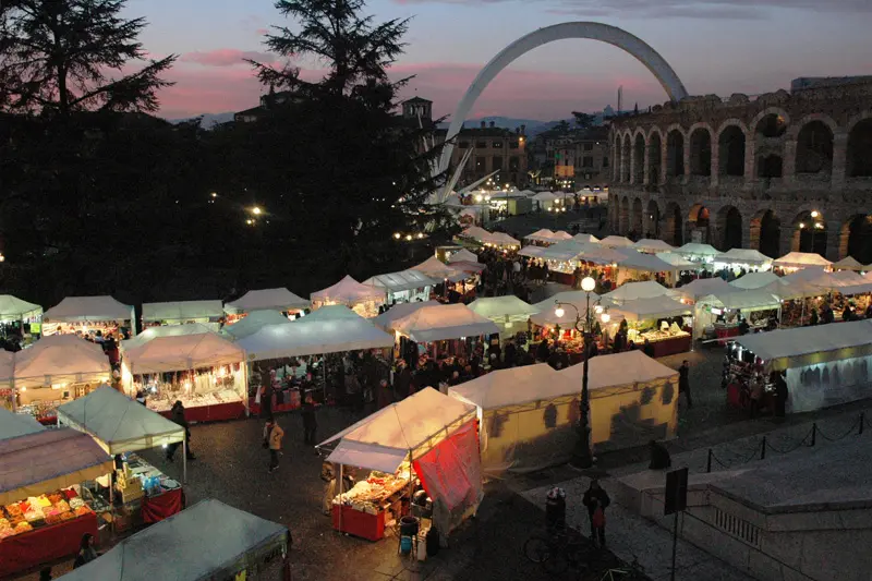 Verona, banchetti di Santa Lucia: la Finanza sequestra 12.000 articoli di bigiotteria contraffatti