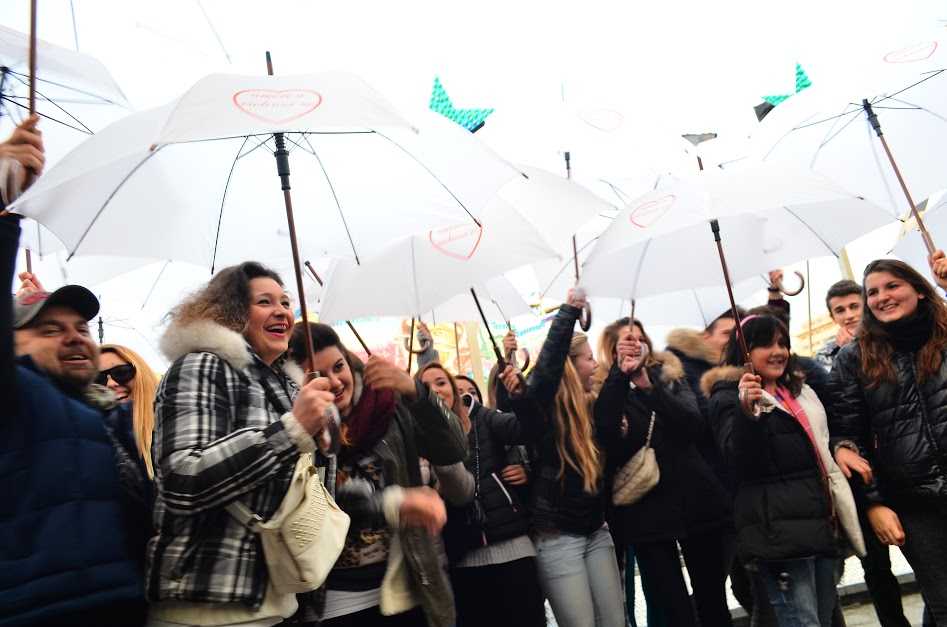 Flash mob al Luna Park di Genova: tante donne simbolicamente protette da una speciale corazza