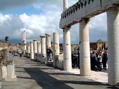 Pompei: si sgretola uno stucco antico