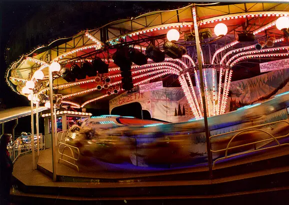 Genova, Luna Park si tinge di rosa: flash mob contro la violenza sulle donne