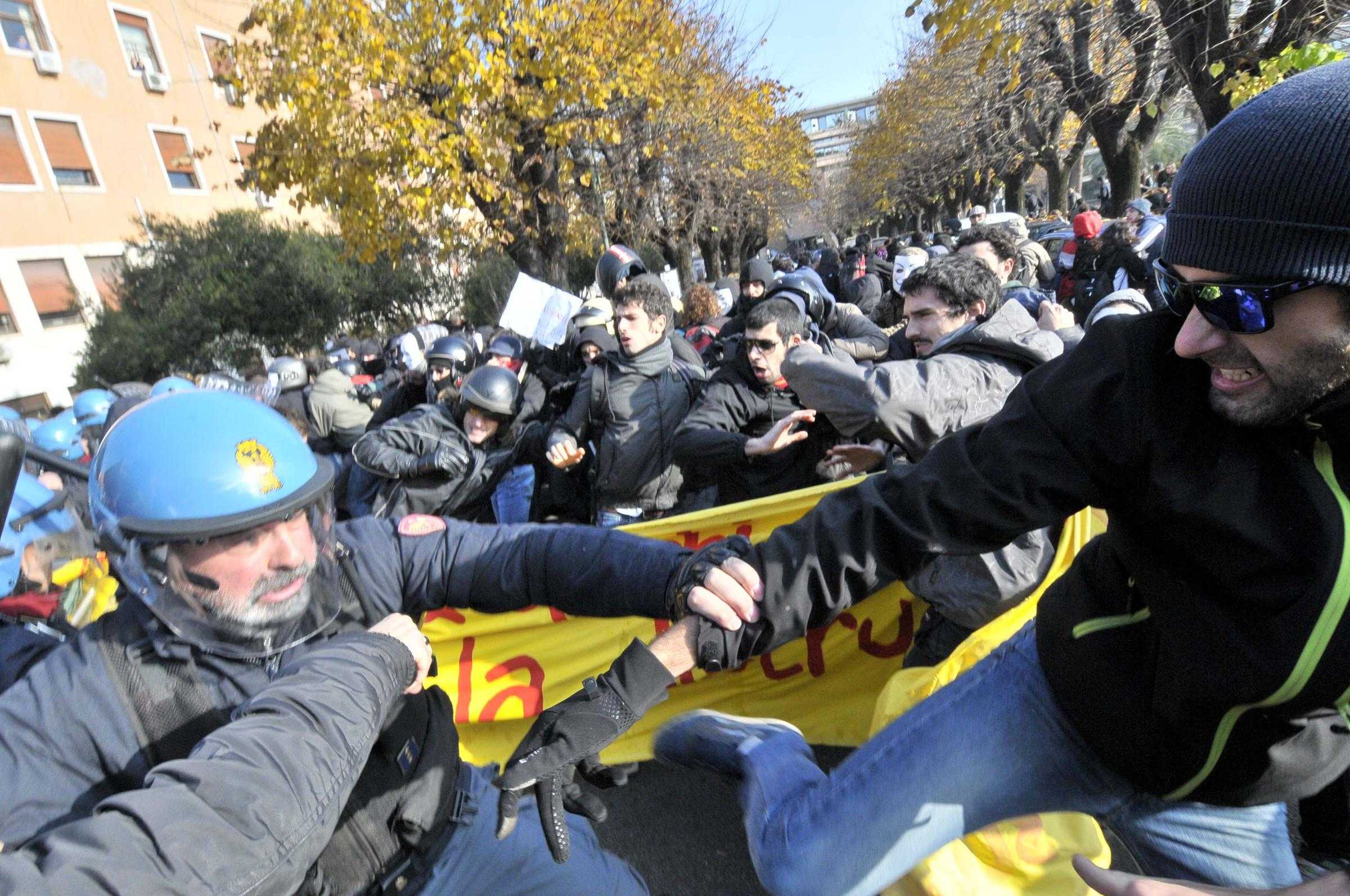 Roma, La Sapienza, scontri tra studenti e polizia. Alta tensione anche davanti al Miur