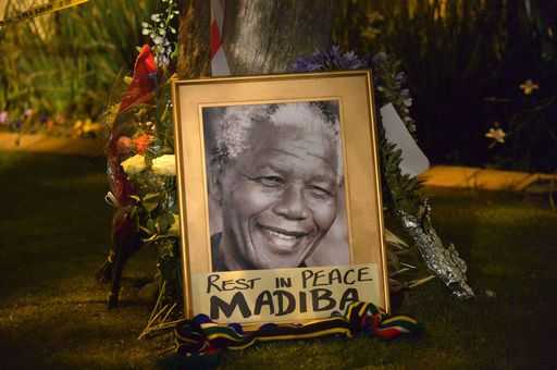 A Pretoria una lunga coda per rendere omaggio a Mandela