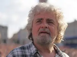 Grillo a Polizia e Carabinieri: "Unitevi alla protesta"