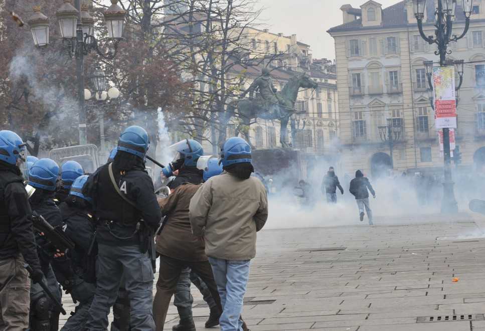 Protesta dei forconi: guerriglia a Torino, la Polizia è con i manifestanti