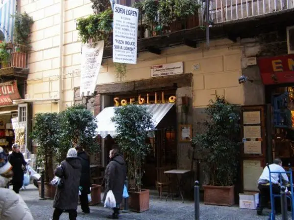 Rapinato proprietario della pizzeria Sorbillo in via dei Tribunali