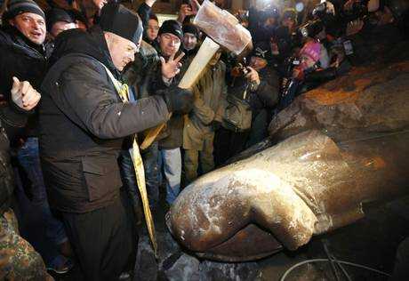 Kiev, Ucraina: manifestanti pro-UE abbattono statua di Lenin