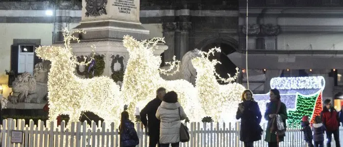 Luminarie al Vomero: slitta di Babbo Natale ricettacolo d'immondizia