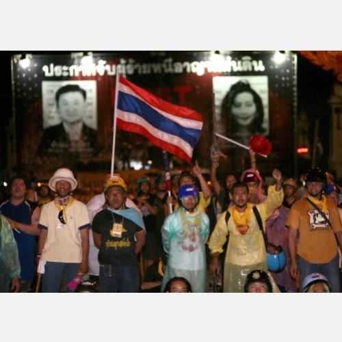 Thailandia nel caos: l'opposizione si dimette