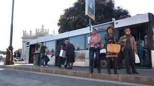Roma: auto sulla fermata del bus. Cinque feriti, uno gravissimo