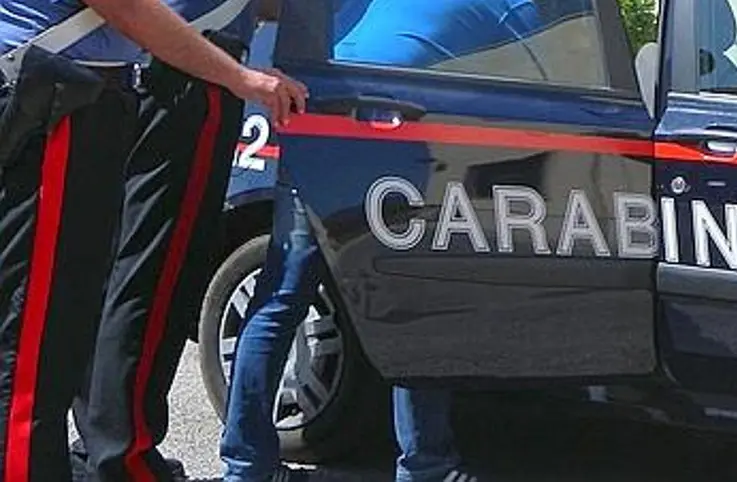 Rapina una gioielleria e violenta la commessa presa in ostaggio