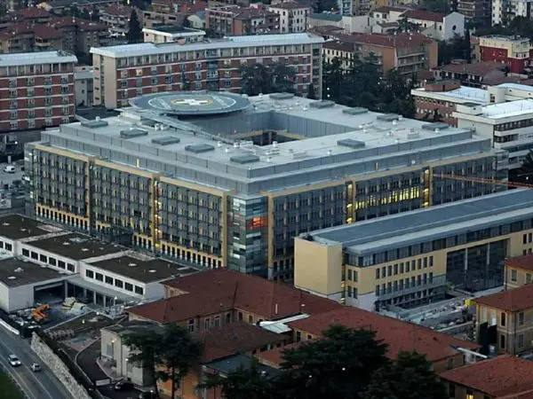 Bimbo muore subito dopo ricovero all'ospedale di Verona: presentava lesioni, interrogata la madre