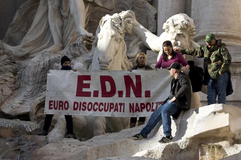 Discoccupati napoletani assaltano sede del Pd e occupano la Fontana di trevi