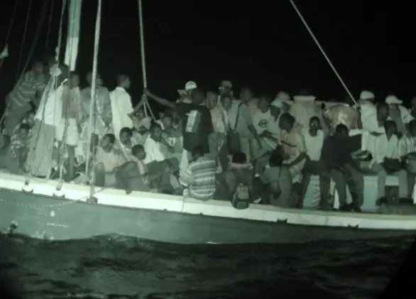 Crotone, migranti fermi su barcone alla deriva. Tutti tratti in salvo [VIDEO]