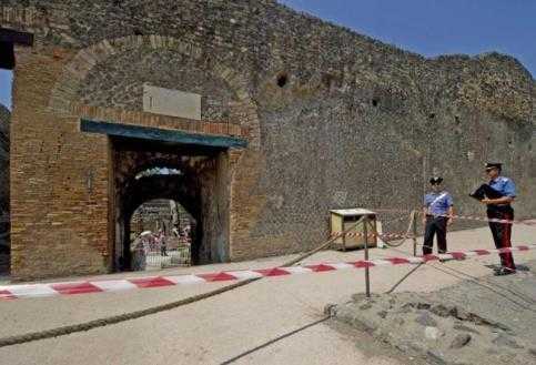 Archeologia, crolla il muro di una Bottega di via Stabiana a Pompei