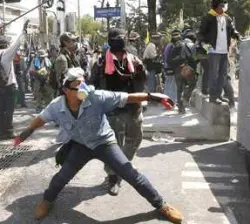 Caos a Bangkok, manifestanti tentano assalto al Palazzo del Governo