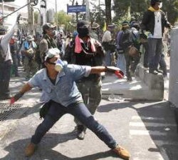 Caos a Bangkok, manifestanti tentano assalto al Palazzo del Governo
