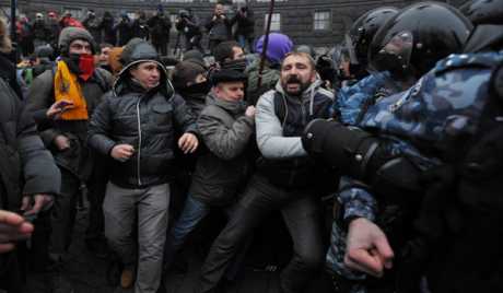 Ucraina: la polizia carica i manifestanti a piazza Maidan