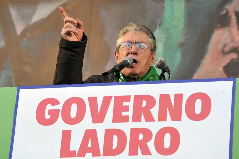 Bossi and "The family" verso il processo. Truffa per 40 milioni di euro