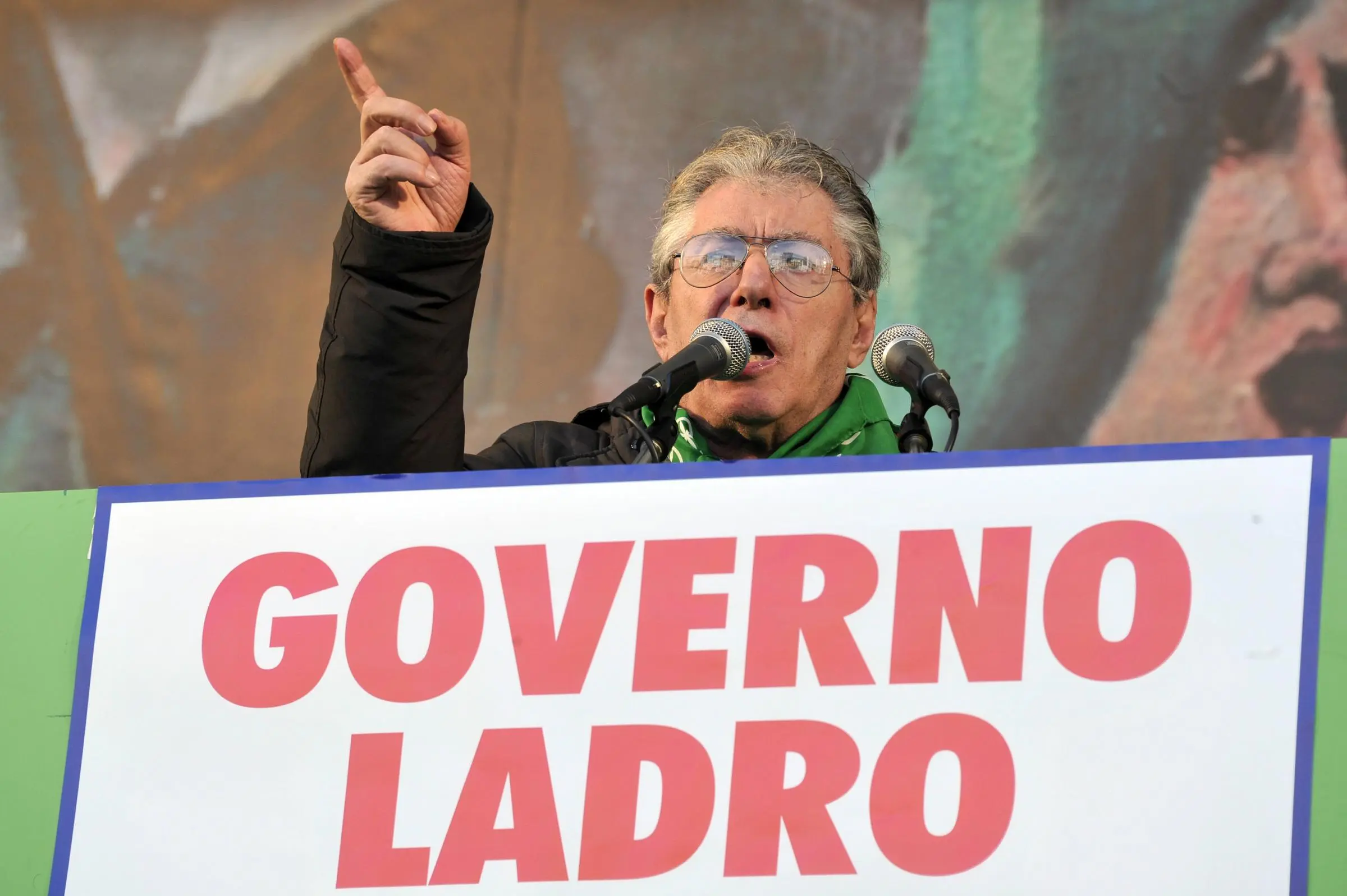 Bossi and "The family" verso il processo. Truffa per 40 milioni di euro