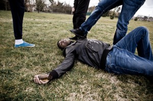 Pescara, giovane aggredito e accoltellato da tre malviventi