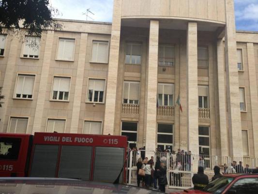 Crolla soffitto in un'aula del Liceo Dettori, tragedia sfiorata a Cagliari