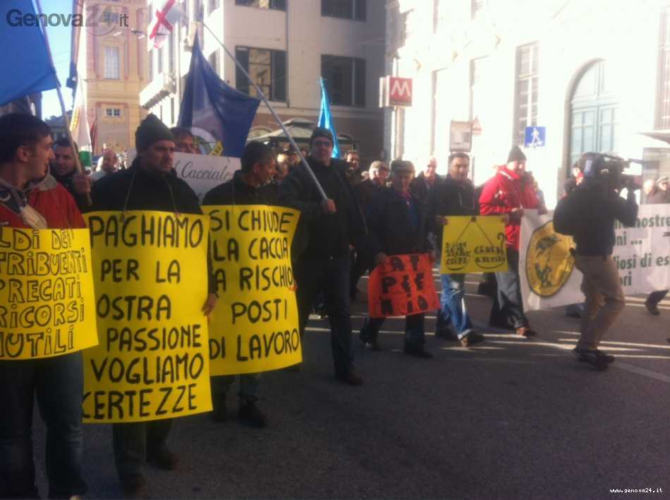 "Noi la Tares non la serviamo": genovesi in protesta a Palazzo Tursi