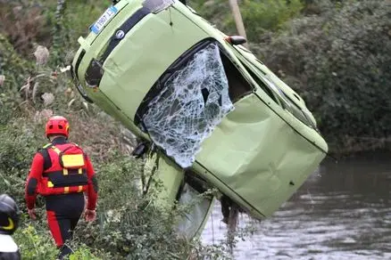 Auto caduta nel Sarno: recuperato il corpo della ventenne