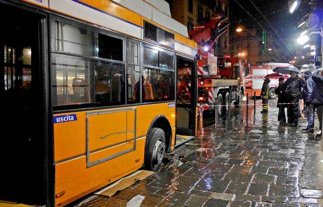 Napoli: filobus cade in una voragine, traffico paralizzato