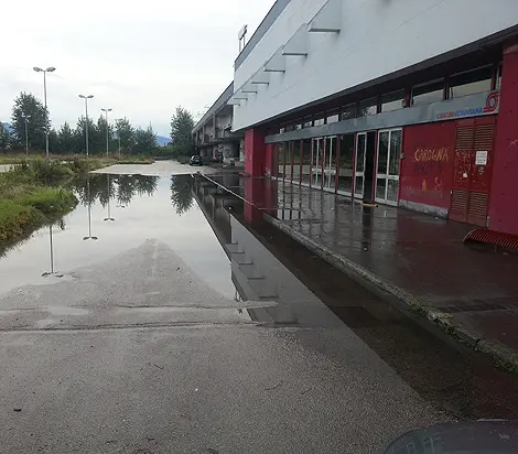 Marigliano (NA): stazione circumvesuviana allagata, i passeggeri si arrampicano sui tornelli