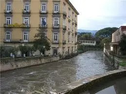 Cadono con l'auto nel fiume Sarno, due donne disperse a Pompei