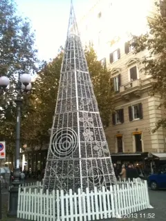 Luminarie al Vomero: un albero ed una slitta con renne. E poi?