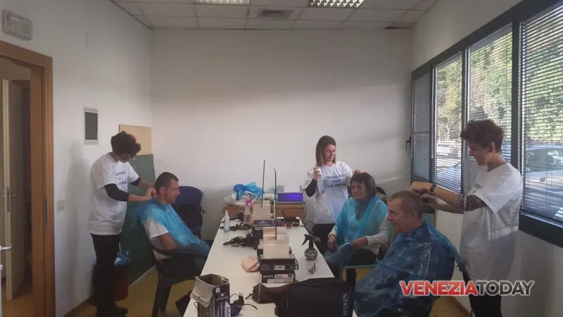 Istituto professionale di Marghera promuove integrazione: studentesse tagliano capelli a senzatetto