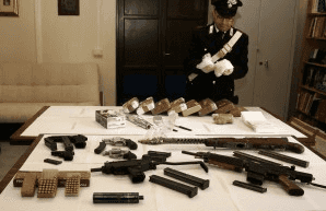Catania, carabinieri trovano arsenale e droga in casa di un incensurato