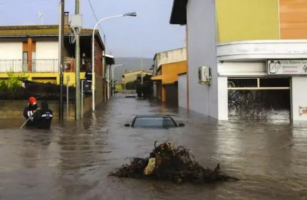 Alluvione Sardegna: Notte fuori casa per gli sfollati. Nessuna notizia dell'agricoltore disperso