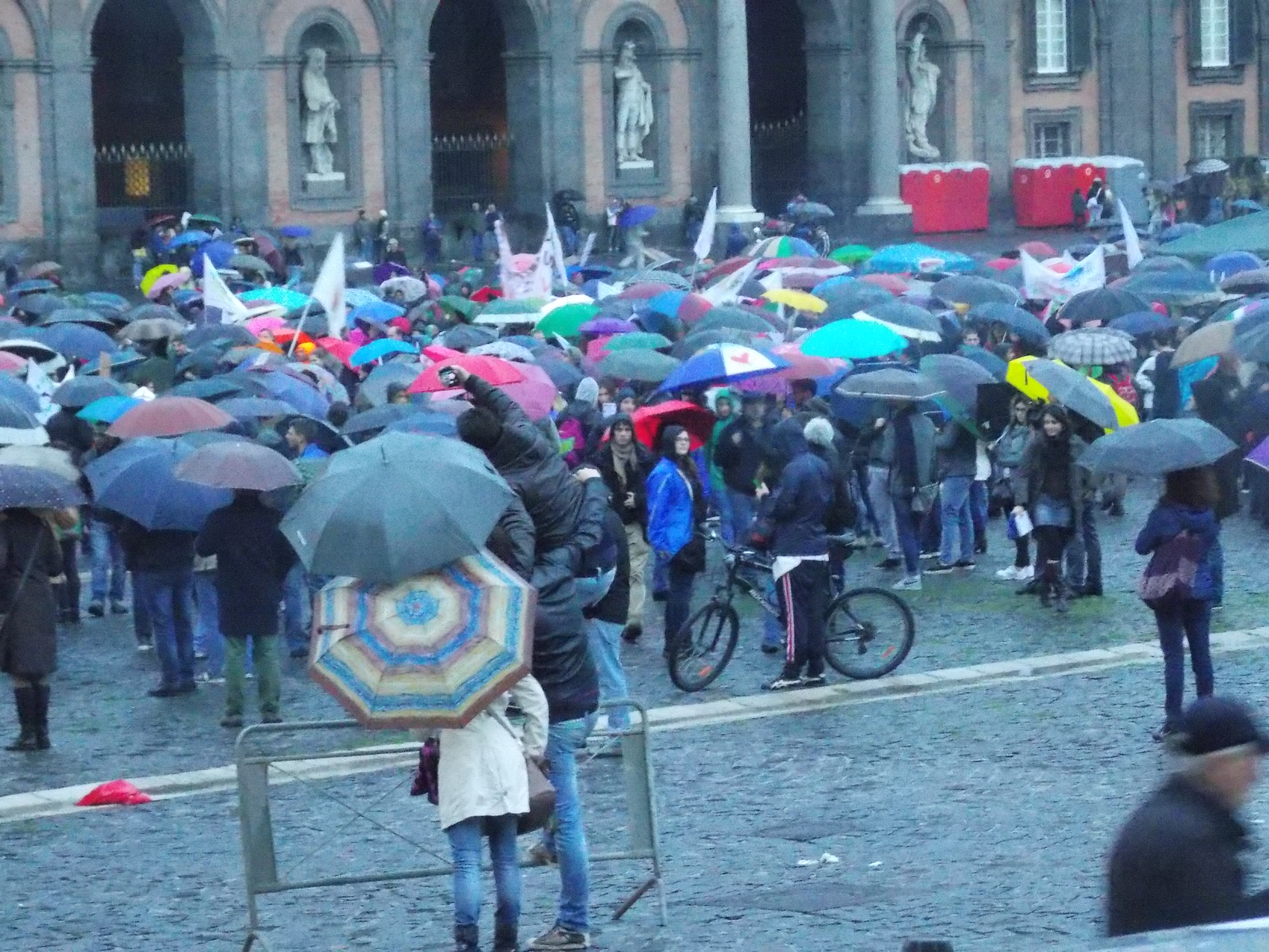 #Fiumeinpiena, 150 mila in corteo a Napoli per lo stop al Biocidio