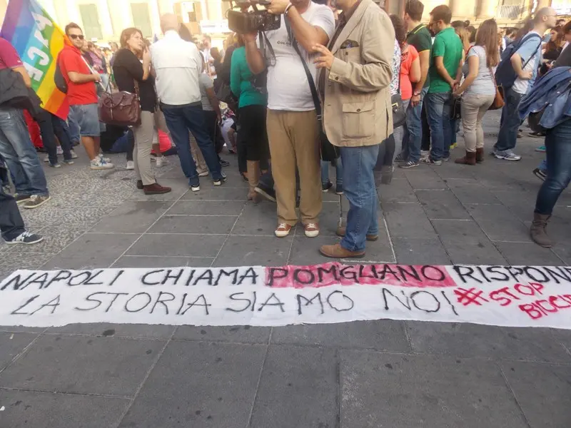 Napoli, incidenti al corteo degli studenti. Petardi contro la polizia