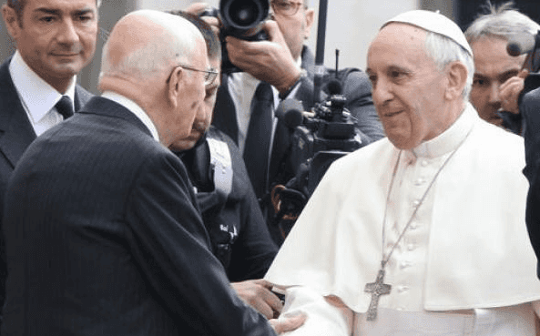 Papa Francesco incontra Napolitano. Bergoglio esempio di "dialogo senza precedenti"