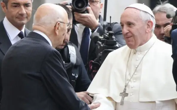 Papa Francesco incontra Napolitano. Bergoglio esempio di "dialogo senza precedenti"