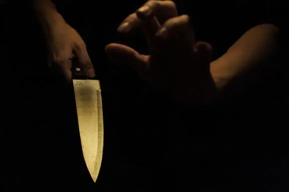 Minaccia l'ex moglie con un coltello: arrestato 60enne a Genova