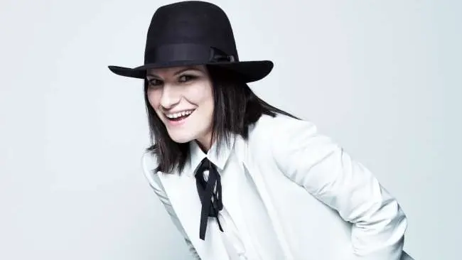 Laura Pausini festeggia 20 anni di musica con "20 The Greatest Hits"