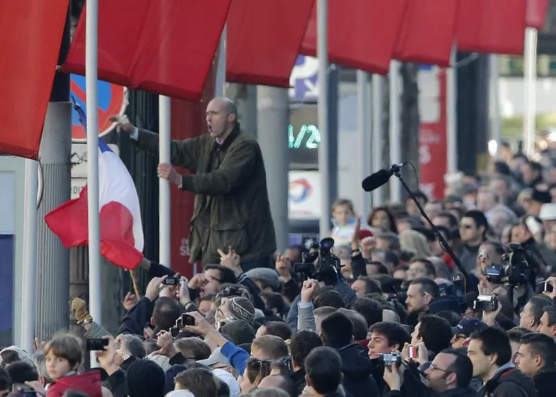 Parigi, fischi a Hollande sugli Champs-Elysees